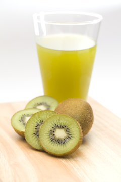 kiwi and kiwi juice