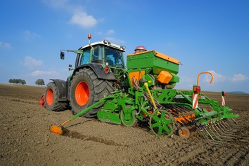 Ackerbau, Wintergetreide säen auf einem großen Feld