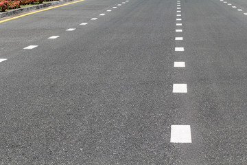 Dividing line on surface road