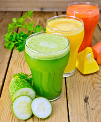 Juice vegetable in three glasses on wooden board