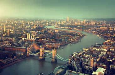 Fototapeta premium Widok z lotu ptaka Londyn z Tower Bridge w czasie zachodu słońca
