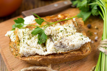 Toast with scrambled eggs