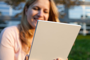 frau freut sich beim lesen auf smartphone