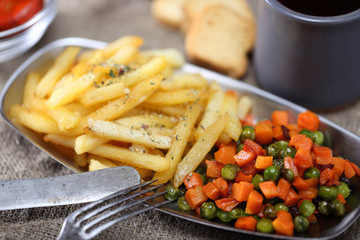 Fried carrot, potato and peas with wine