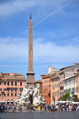 Piękna fontanna Cztery Rzeki na Piazza Navona w Rzymie, Włochy 