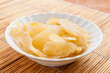 Ginger affettato e disidratato nella coppetta di ceramica bianca