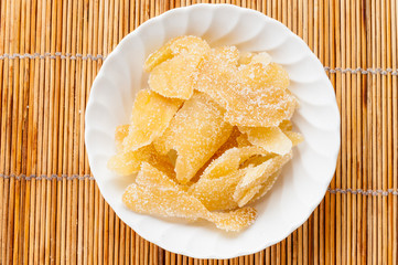 Ginger affettato e disidratato nella coppetta di ceramica bianca