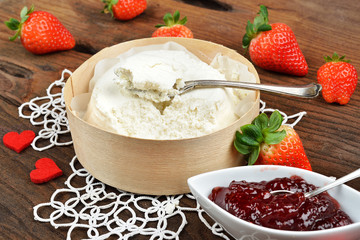 Ricotta e confettura di fragole