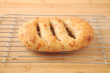 まな板にのせた フランスパン クローズアップ