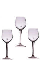 Bicchieri di vino vuoti sfondo bianco puro, cin cin auguri