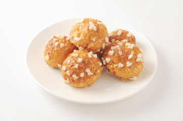 お皿にのせた シュケット chouquette フランスのお菓子 白背景
