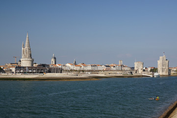 Fototapeta na wymiar Canal vers le vieux port et les Tours de La Rochelle
