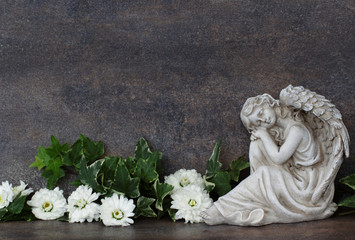 Grabengel mit Blumen