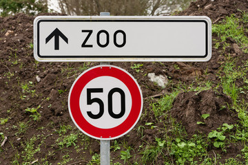 Verkehrsschild Zoo und Höchstgeschwindigkeit 50 kmh
