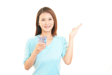 Obraz premium 水を飲む笑顔の女性