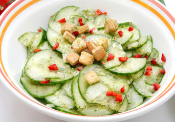 Gurkensalat mit Croutons