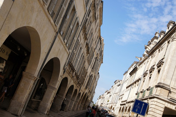 Fototapeta premium Maisons à arcades dans les rues historiques - La Rochelle