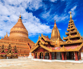 Fototapeta premium Shwe Zi Gon pagoda in Nyaung-U Bagan, Myanmar