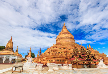 Fototapeta na wymiar Shwe Zi Gon pagoda in Nyaung-U Bagan, Myanmar