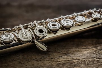 Obraz premium Modern Concert Flute on a Wood Table