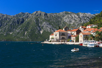 Fototapeta na wymiar beautiful view of the coastal town of Perast, Montenegro