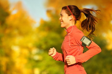 Obrazy na Plexi  Kobieta biegaczka biegająca w jesiennym lesie