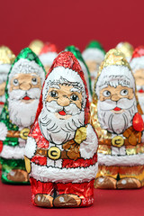 Viele aufgestellte Schokoweihnachstmänner Rot