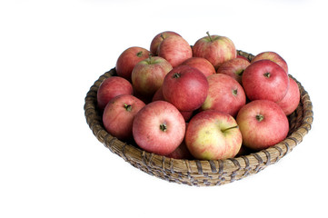 Korb mit kleinen rotwangigen Äpfeln