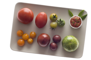 Verschiedene Tomaten und Tomatensauce auf Teller