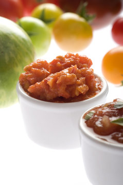 Aufstrich aus Tomaten und rotem Paprika
