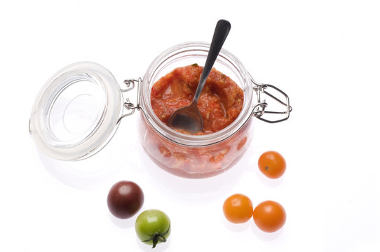 Tomatensugo mit Tomaten und rotem Paprika