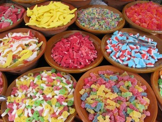 Puesto de golosinas en el mercado.