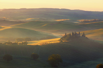 Obraz premium Sunrise over rural house in San Quirico d'Orcia, Italy