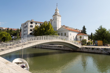 Fototapeta na wymiar Pont et clocher de Crikvenica