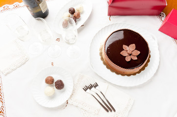 Torta farcita con fiore di cioccolato plastico
