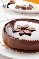 Torta farcita con fiore di cioccolato plastico