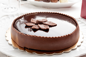 Torta farcita con fiore di cioccolato plastico