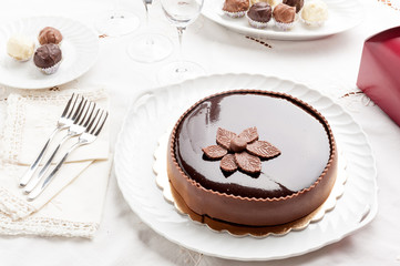 Torta farcita con fiore di cioccolato plastico