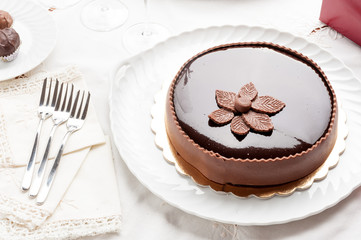 Torta farcita con fiore di cioccolato plastico