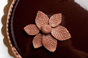 Torta farcita con fiore di cioccolato plastico