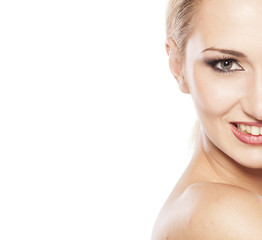 Naklejka premium pół twarzy uśmiechniętej pięknej blondynce na białym tle