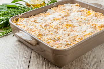 Teglia di lasagne preparata  per la cottura in forno