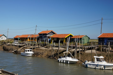 Fototapeta na wymiar Bateaux et cabanes ostréicoles - port de La Grève - La Tremblade