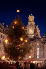 Fototapeta na wymiar Weihnachtsmarkt in Dresden