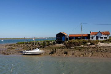 Fototapeta na wymiar Bateau et cabanes ostréicoles - port de La Grève - La Tremblade