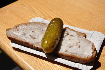 Spreewaldgurke mit Schmalzbrot