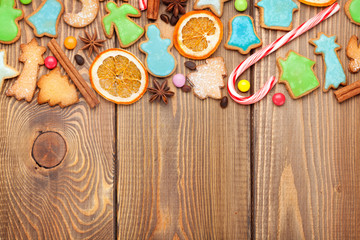 Obraz na płótnie Canvas Christmas wooden background with spices and gingerbread cookies