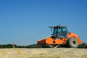 Orange Radwalze auf Baustelle