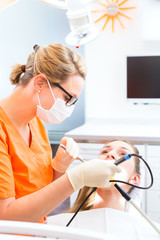 Patientin bei professioneller Zahnreinigung PZR
