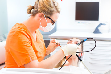 Patientin bei professioneller Zahnreinigung PZR